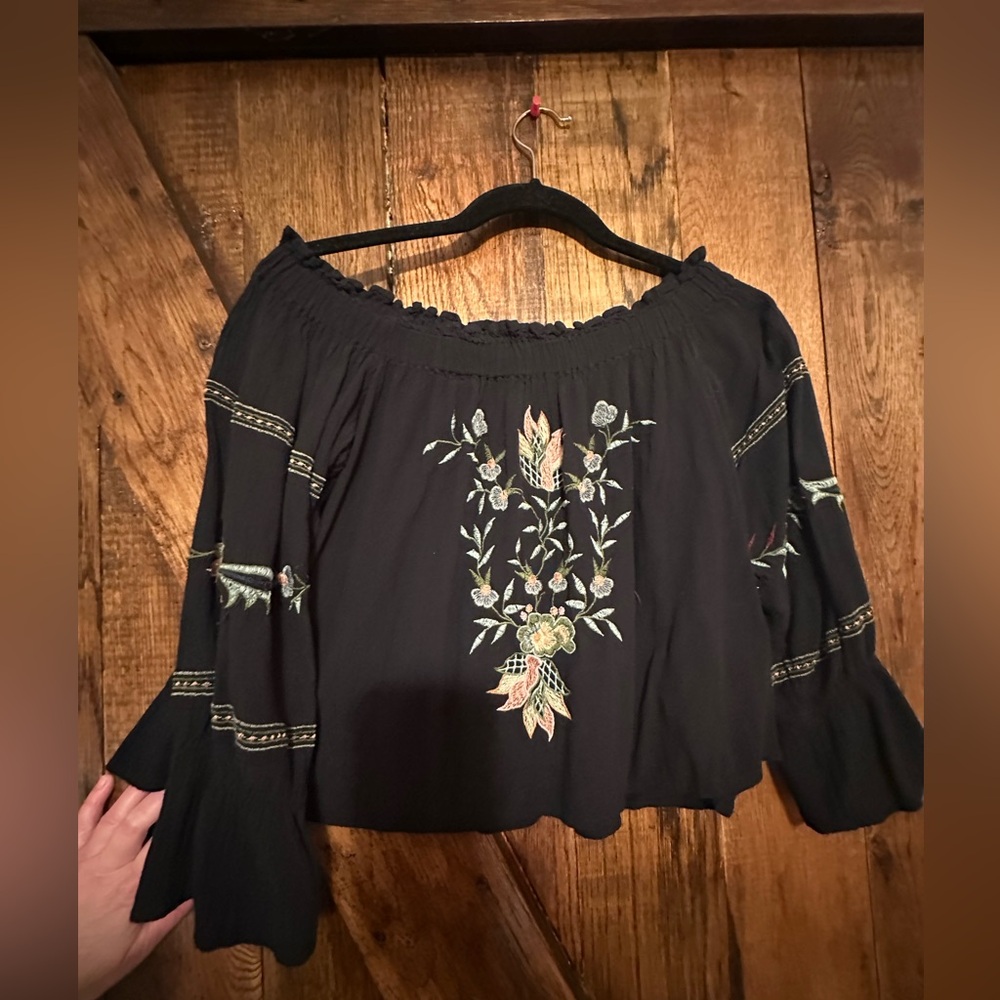 American Eagle Boho Embroidered Off Shoulder Top M